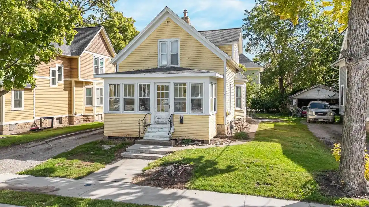 Photo 1 of Single family home for sale at 826 Mckinley St, Oshkosh, WI 54901 | MLS# 50333670 | Listing updated on 2026-10-02