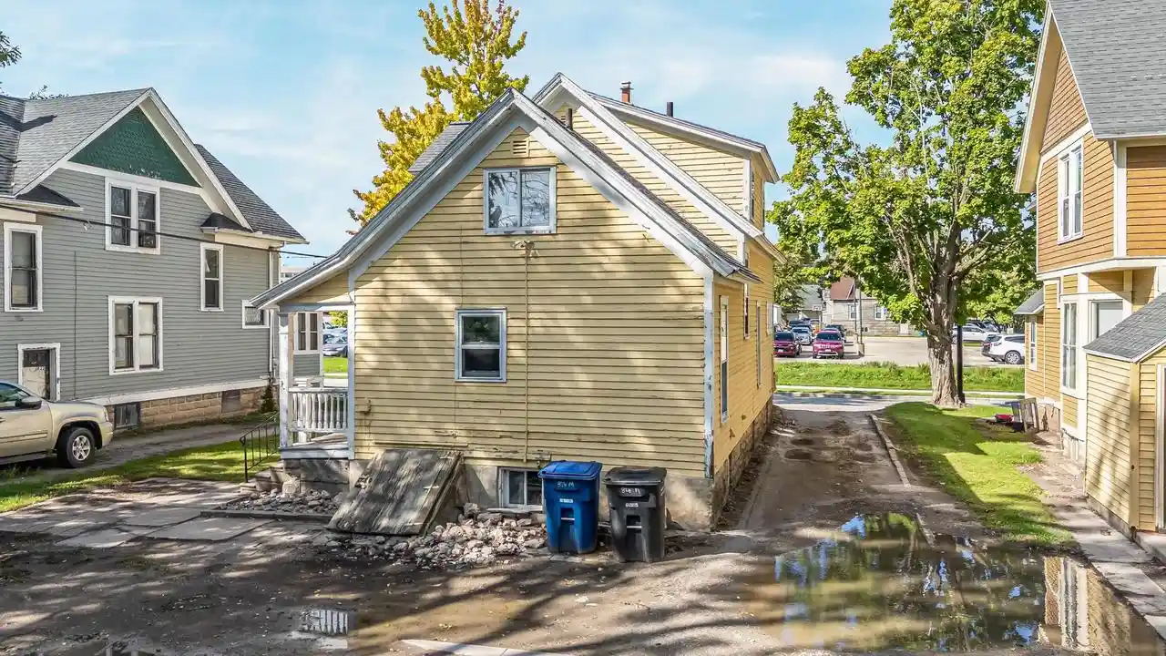 Photo 2 of Single family home for sale at 826 Mckinley St, Oshkosh, WI 54901 | MLS# 50333670 | Listing updated on 2026-10-02