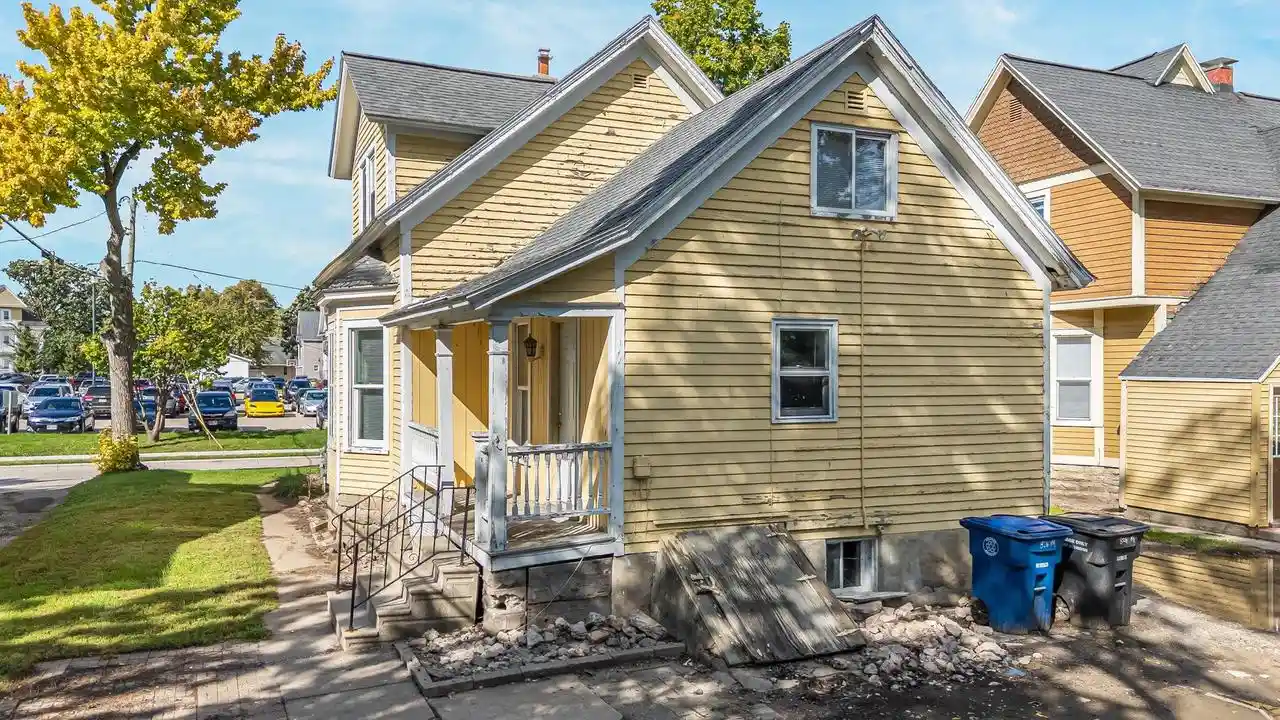 Photo 3 of Single family home for sale at 826 Mckinley St, Oshkosh, WI 54901 | MLS# 50333670 | Listing updated on 2026-10-02
