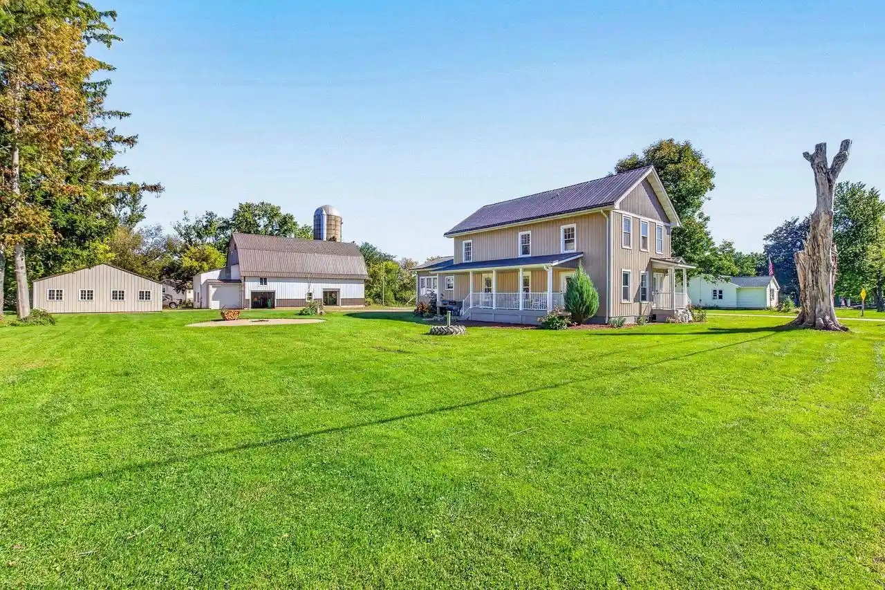 Photo 1 of Single family home for sale at E8582 Mechanic St, New London, WI 54961 | MLS# 50333673 | Listing updated on 2026-10-05