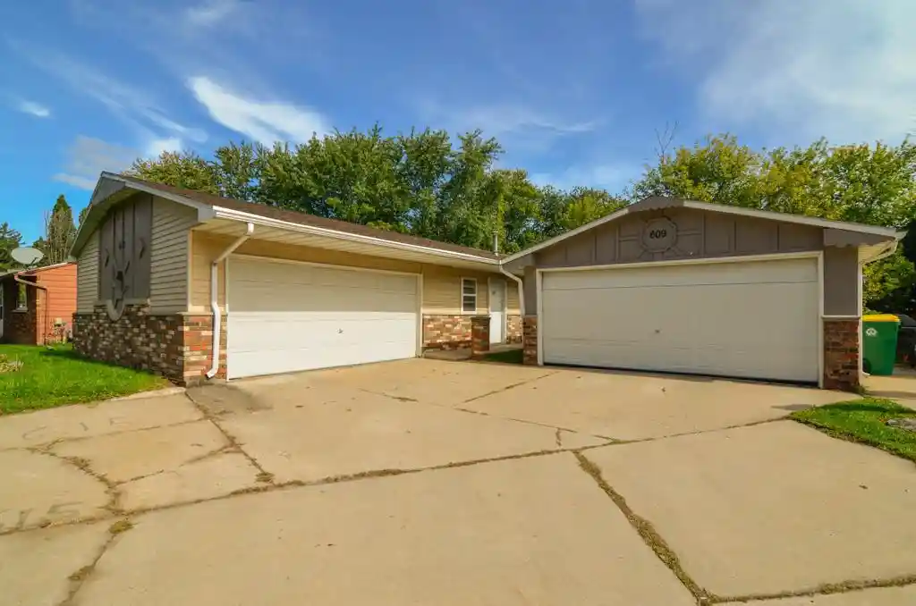 Photo 1 of Multi family home for sale at 607 Victoria Ct, Green Bay, WI 54302 | MLS# 50333323 | Listing updated on 2026-10-08