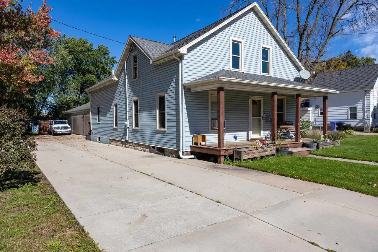 Photo 1 of Single family home for sale at 208 E Calumet St, Appleton, WI 54915 | MLS# 50333655 | Listing updated on 2026-10-02