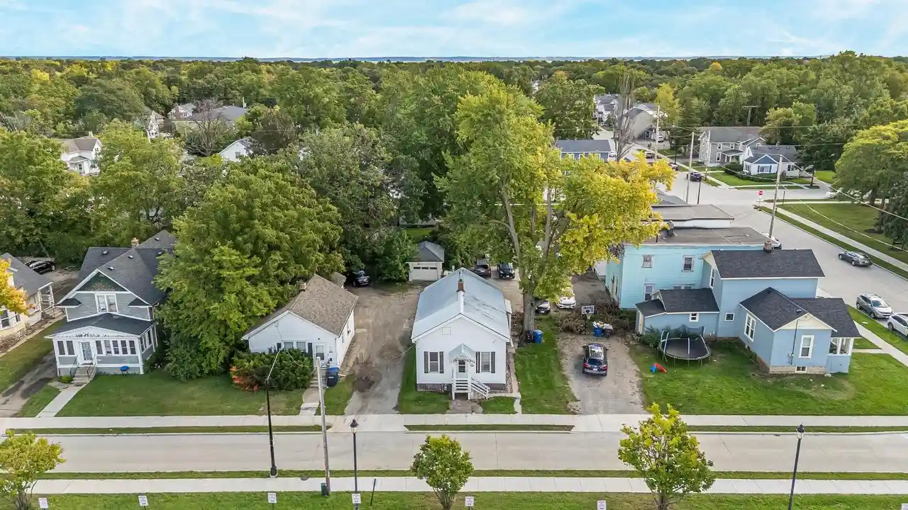 Photo 2 of Single family home for sale at 810 Mckinley St, Oshkosh, WI 54901 | MLS# 50333671 | Listing updated on 2026-10-02