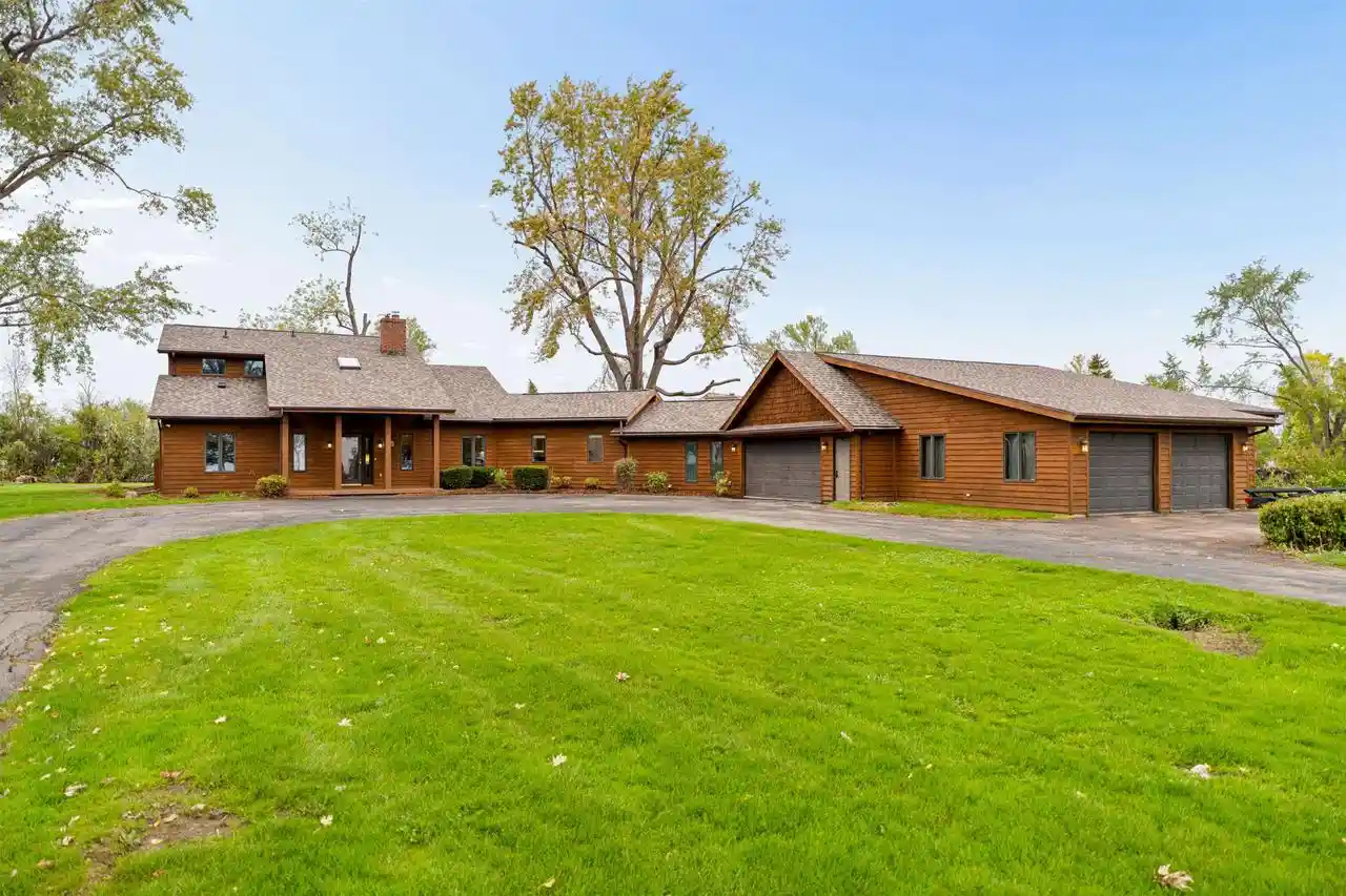 Photo 1 of Single family home for sale at 340 Lake Rd, Menasha, WI 54952 | MLS# 50333654 | Listing updated on 2026-10-02