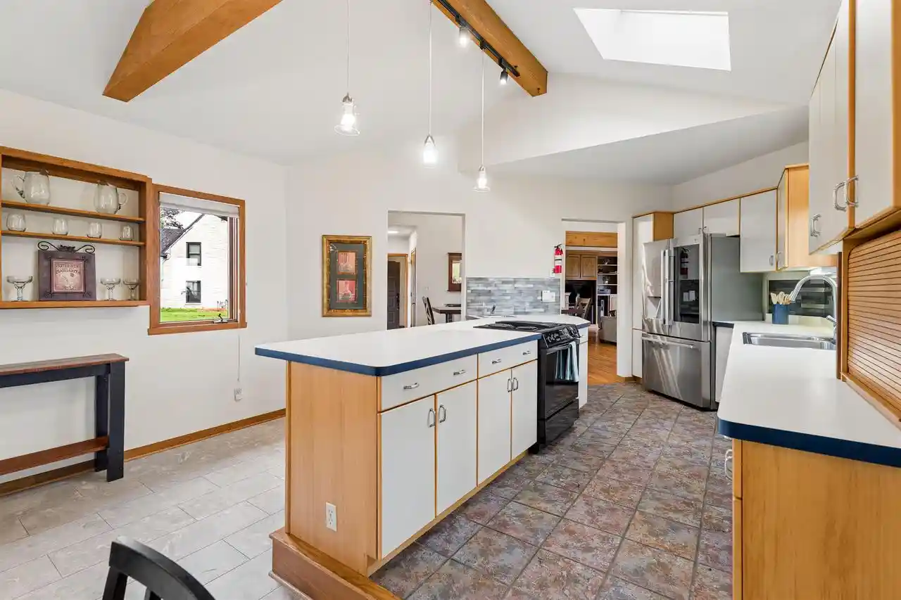 Photo 4 of Single family home for sale at 340 Lake Rd, Menasha, WI 54952 | MLS# 50333654 | Listing updated on 2026-10-02