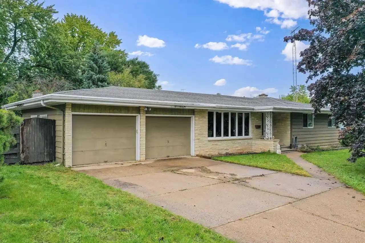 Photo 1 of Single family home for sale at 1530 W 7th Avenue, Oshkosh, WI 54902 | MLS# 50333699 | Listing updated on 2026-10-08