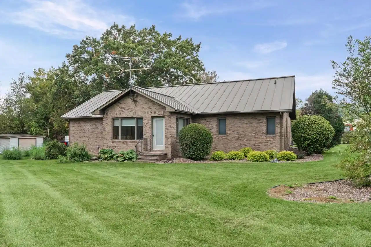 Photo 3 of Single family home for sale at 525 14th Street S St, La Crescent, MN 55947 | MLS# 1983145 | Listing updated on 2026-10-06