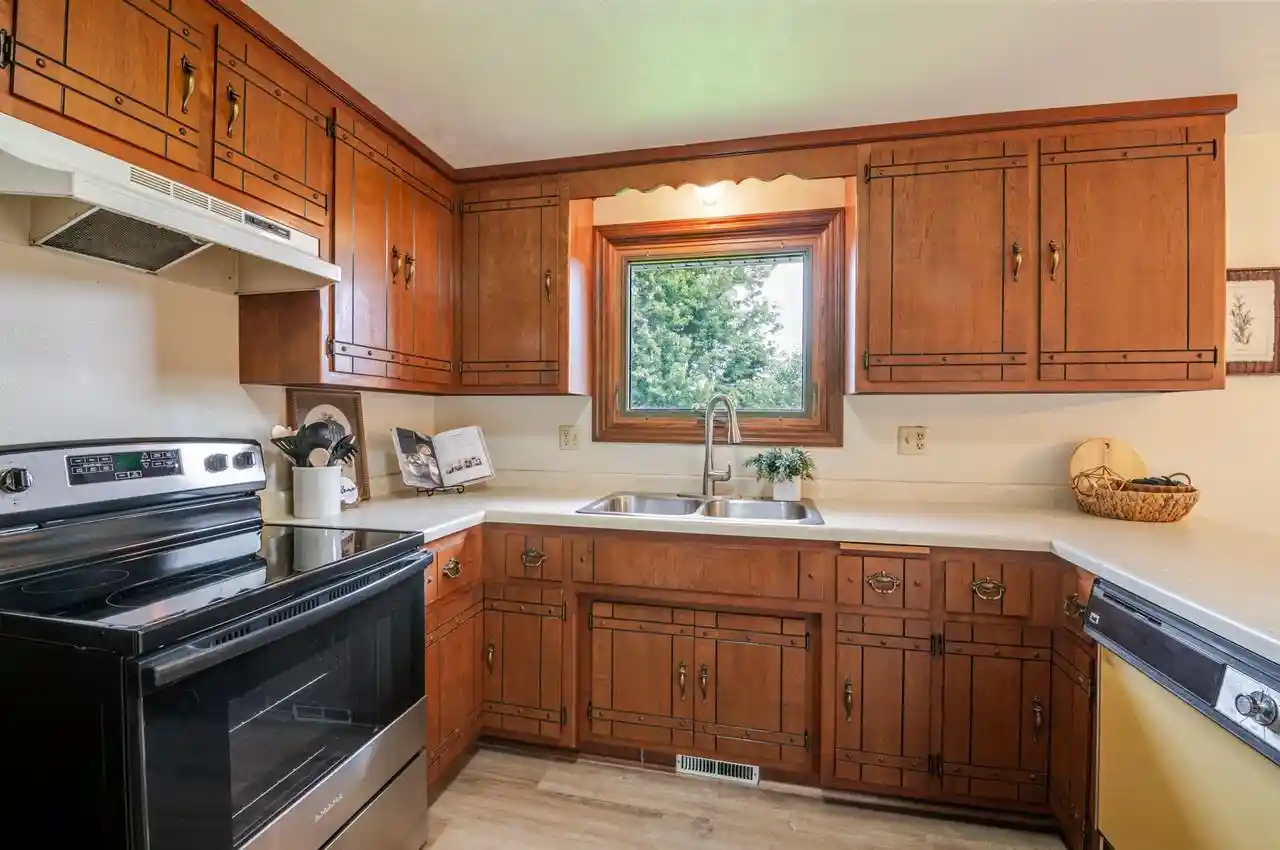 Photo 2 of Single family home for sale at 553 Delwiche Rd, Green Bay, WI 54302 | MLS# 50333721 | Listing updated on 2026-10-08