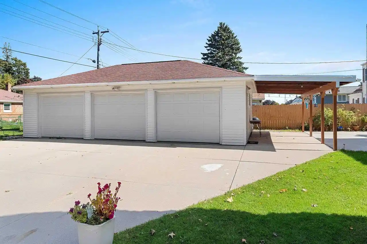 Photo 2 of Single family home for sale at 834 Manitou St, Manitowoc, WI 54220 | MLS# 50333735 | Listing updated on 2026-10-05