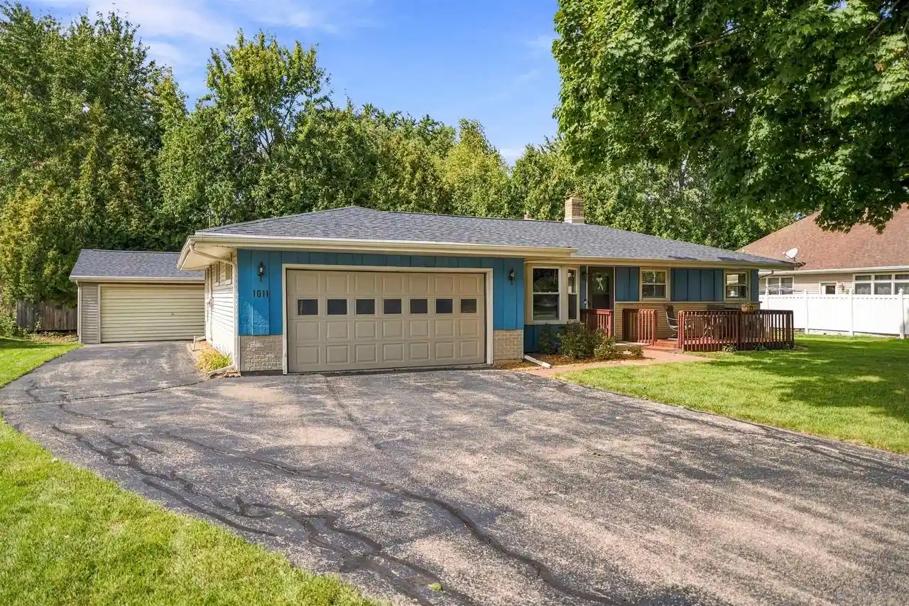 Photo 1 of Single family home for sale at 1011 S Bluemound Dr, Appleton, WI 54914 | MLS# 50333736 | Listing updated on 2026-10-06