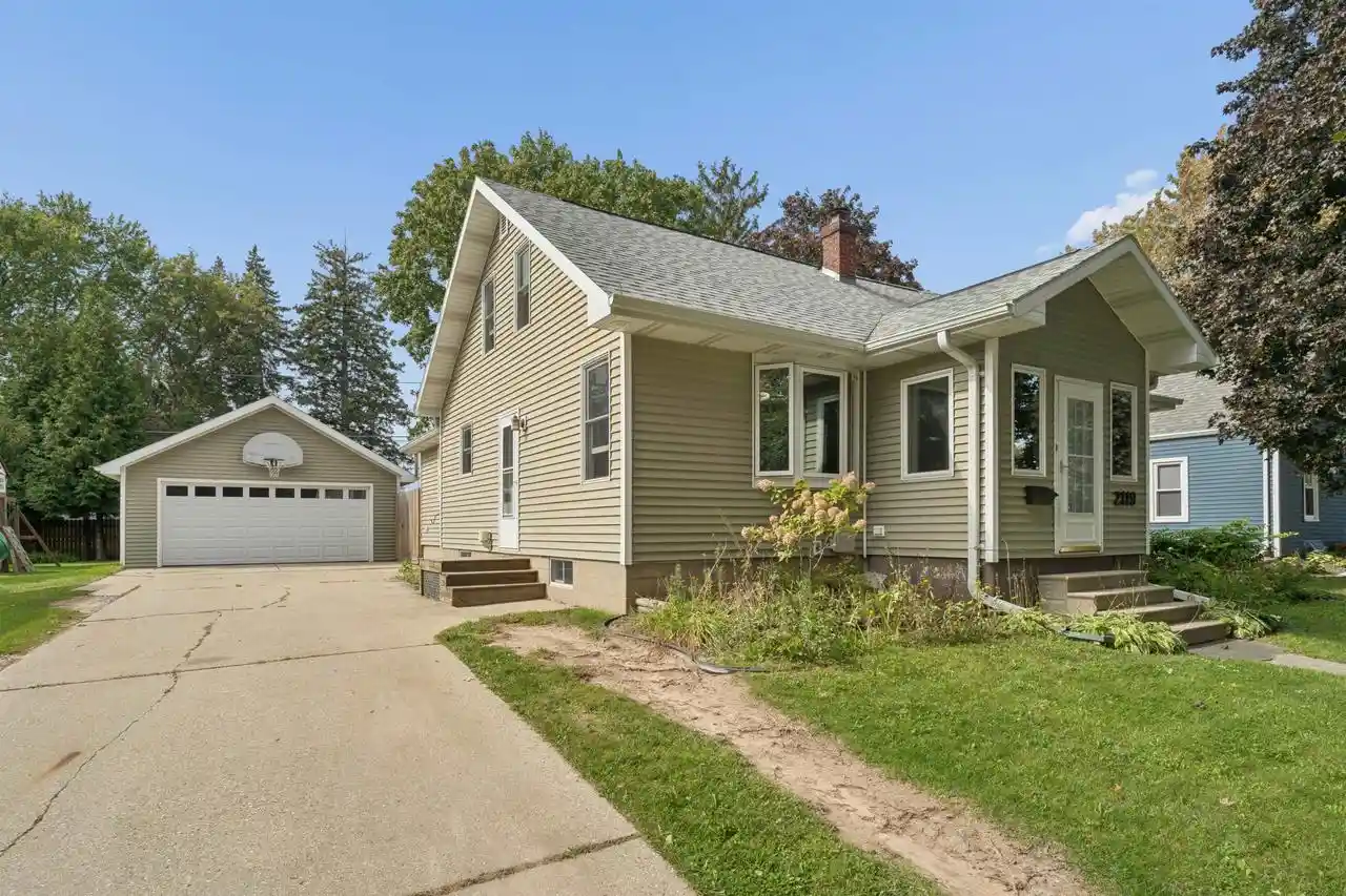 Single family home for sale at 2119 N Erb St, Appleton, WI 54911 | MLS# 50333737