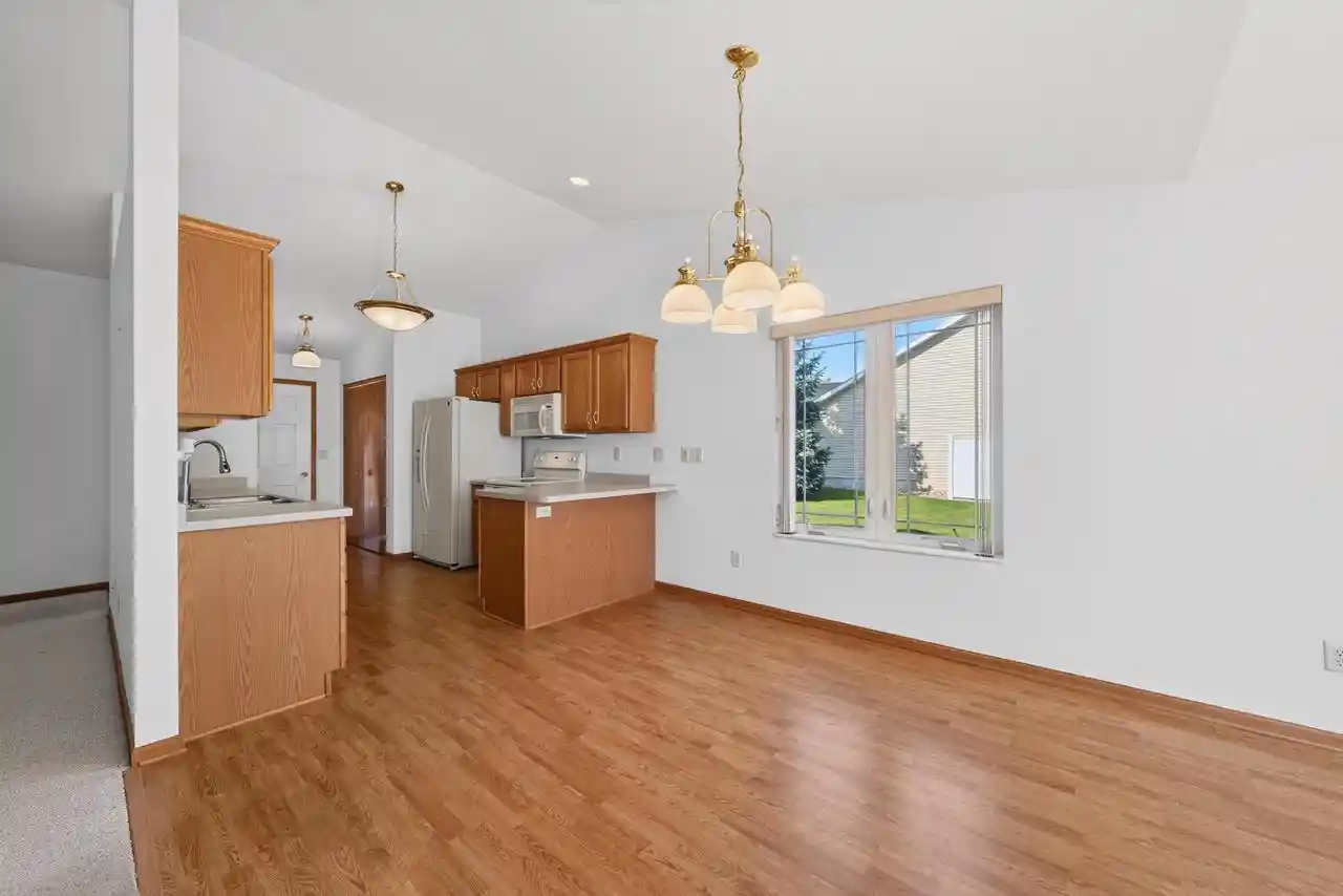 Listing Photo 5 - Condo for sale in building located at 246 Wyldewood Dr, Oshkosh, WI 54904 - Unit #E