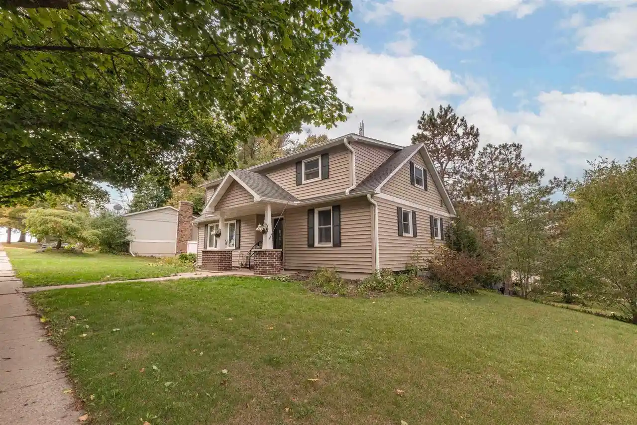 Photo 2 of Single family home for sale at 727 Myrtle St, Reedsburg, WI 53959 | MLS# 2034004 | Listing updated on 2026-10-05