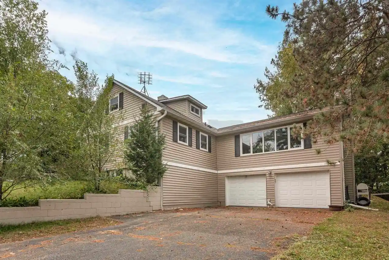 Photo 3 of Single family home for sale at 727 Myrtle St, Reedsburg, WI 53959 | MLS# 2034004 | Listing updated on 2026-10-05