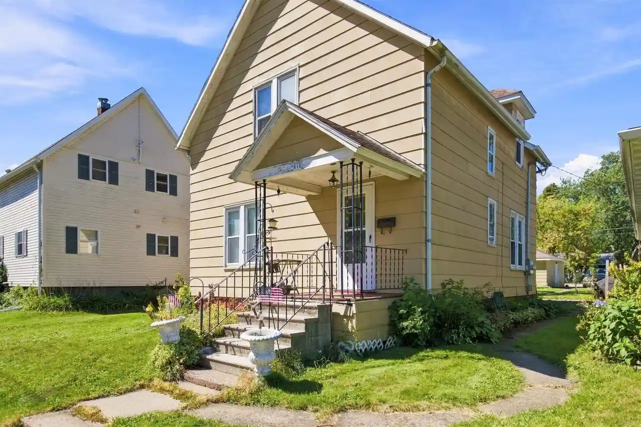 Photo 1 of Single family home for sale at 810 S Peach St, Marshfield, WI 54449 | MLS# 22604942 | Listing updated on 2026-10-08