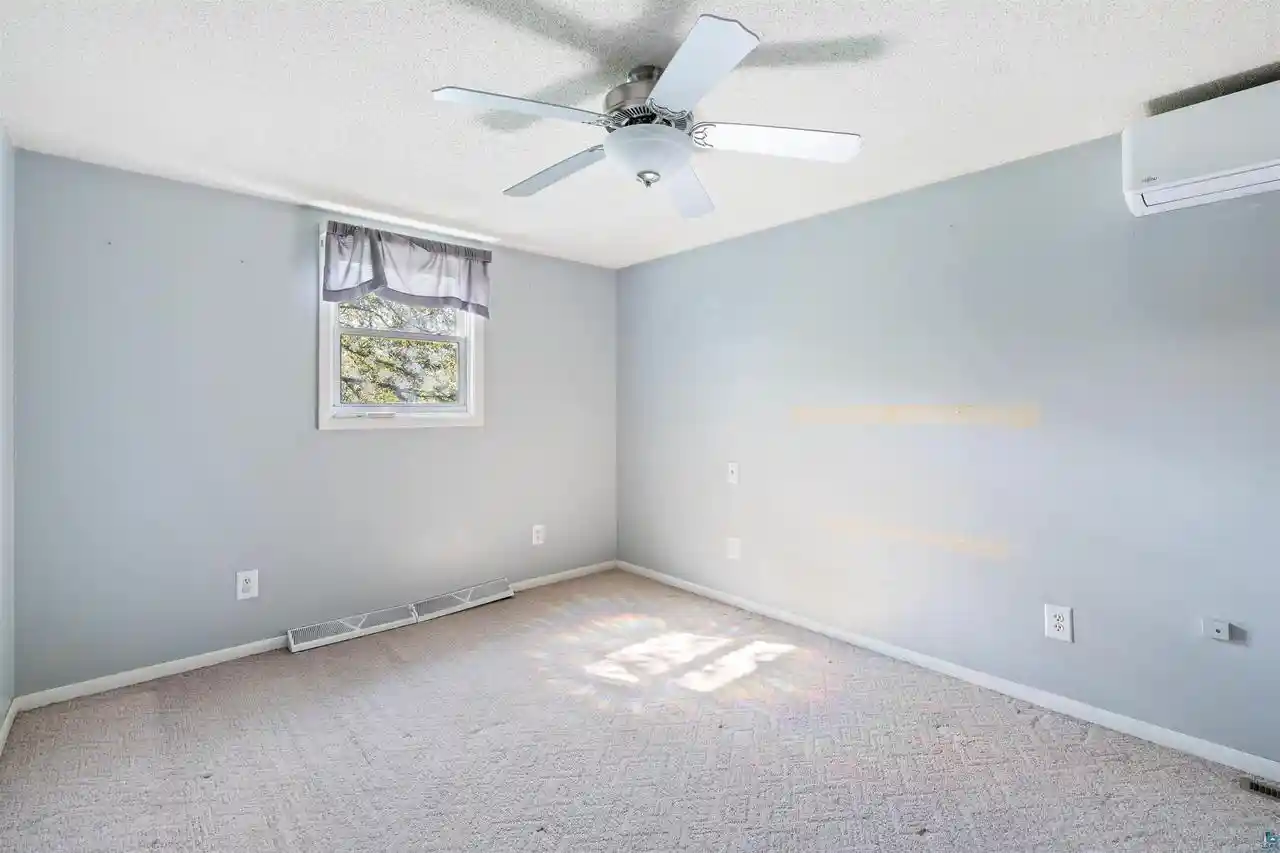 Photo 3 of Single family home for sale at 2021 Ohio Ave, Superior, WI 54880 | MLS# 6128058 | Listing updated on 2026-10-05