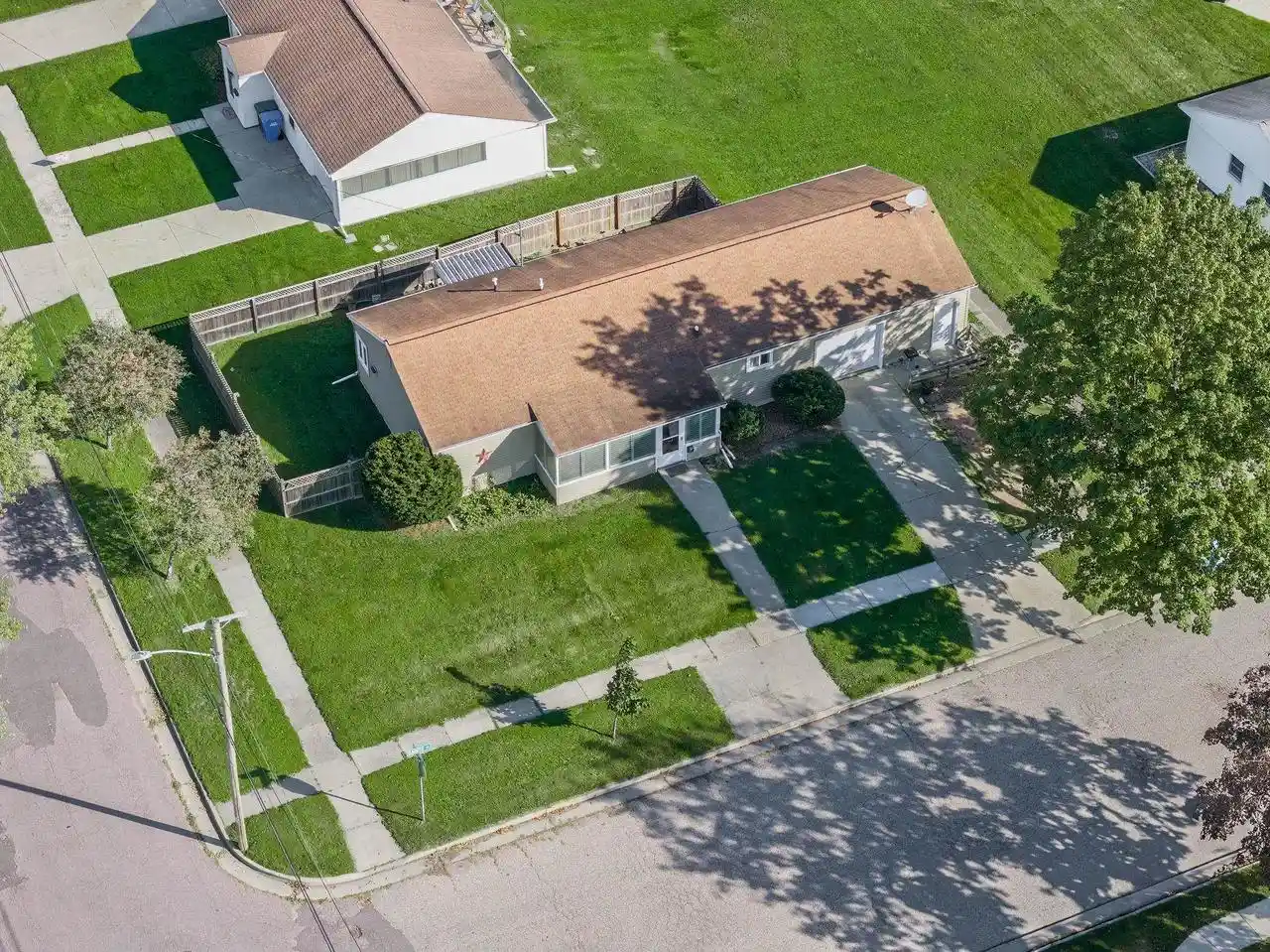 Photo 3 of Single family home for sale at 526 Badger Dr, Baraboo, WI 53913 | MLS# 2034076 | Listing updated on 2026-10-09