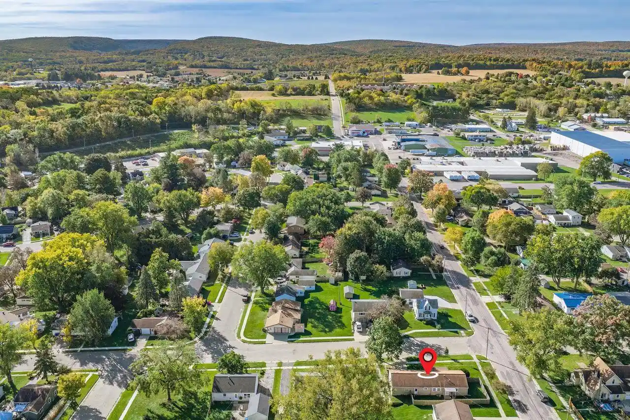 Photo 4 of Single family home for sale at 526 Badger Dr, Baraboo, WI 53913 | MLS# 2034076 | Listing updated on 2026-10-09