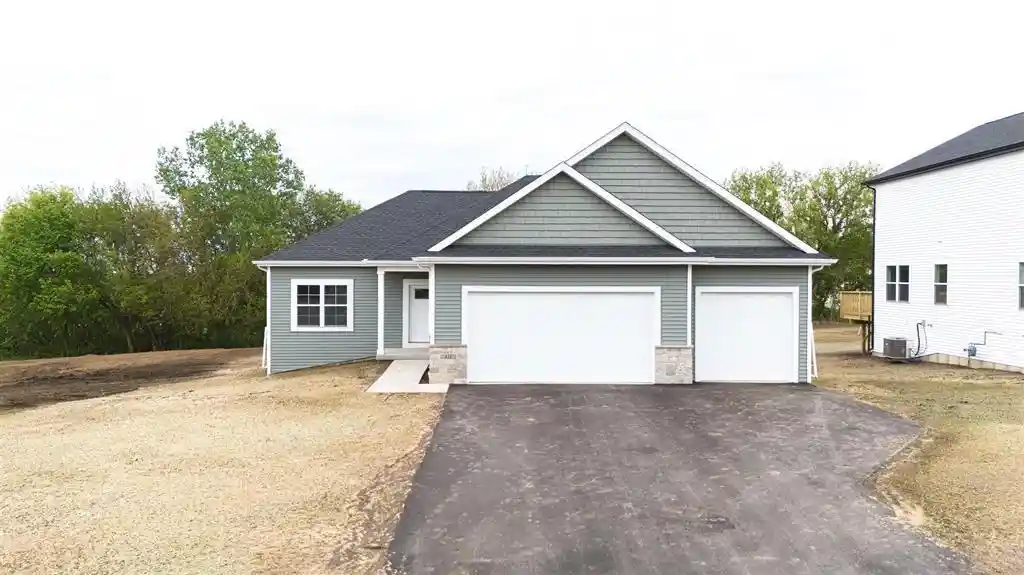 Photo 1 of Single family home for sale at 617 Millar Dr, Beloit, WI 53511 | MLS# 2034079 | Listing updated on 2026-10-05