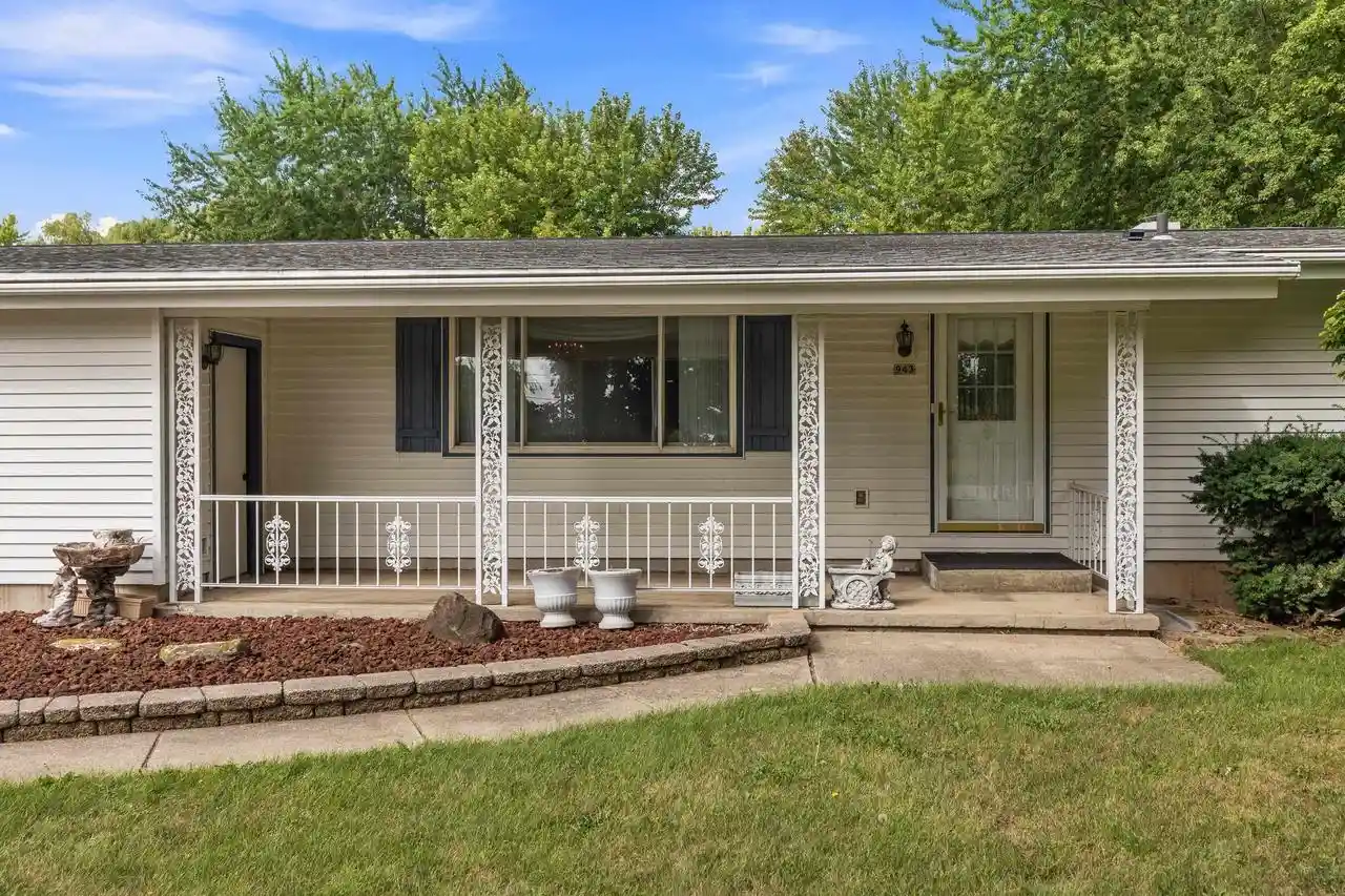Photo 1 of Single family home for sale at 943 N Oakwood Rd, Oshkosh, WI 54904 | MLS# 50333800 | Listing updated on 2026-10-06