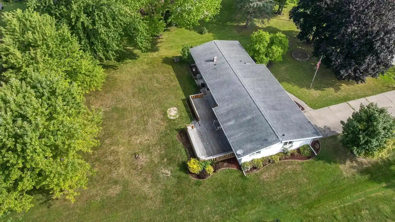 Photo 2 of Single family home for sale at 943 N Oakwood Rd, Oshkosh, WI 54904 | MLS# 50333800 | Listing updated on 2026-10-06