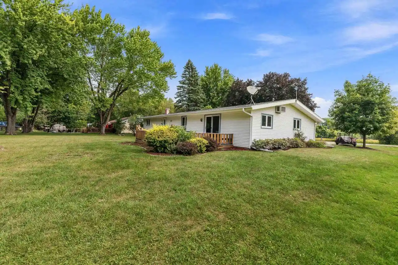 Photo 4 of Single family home for sale at 943 N Oakwood Rd, Oshkosh, WI 54904 | MLS# 50333800 | Listing updated on 2026-10-06