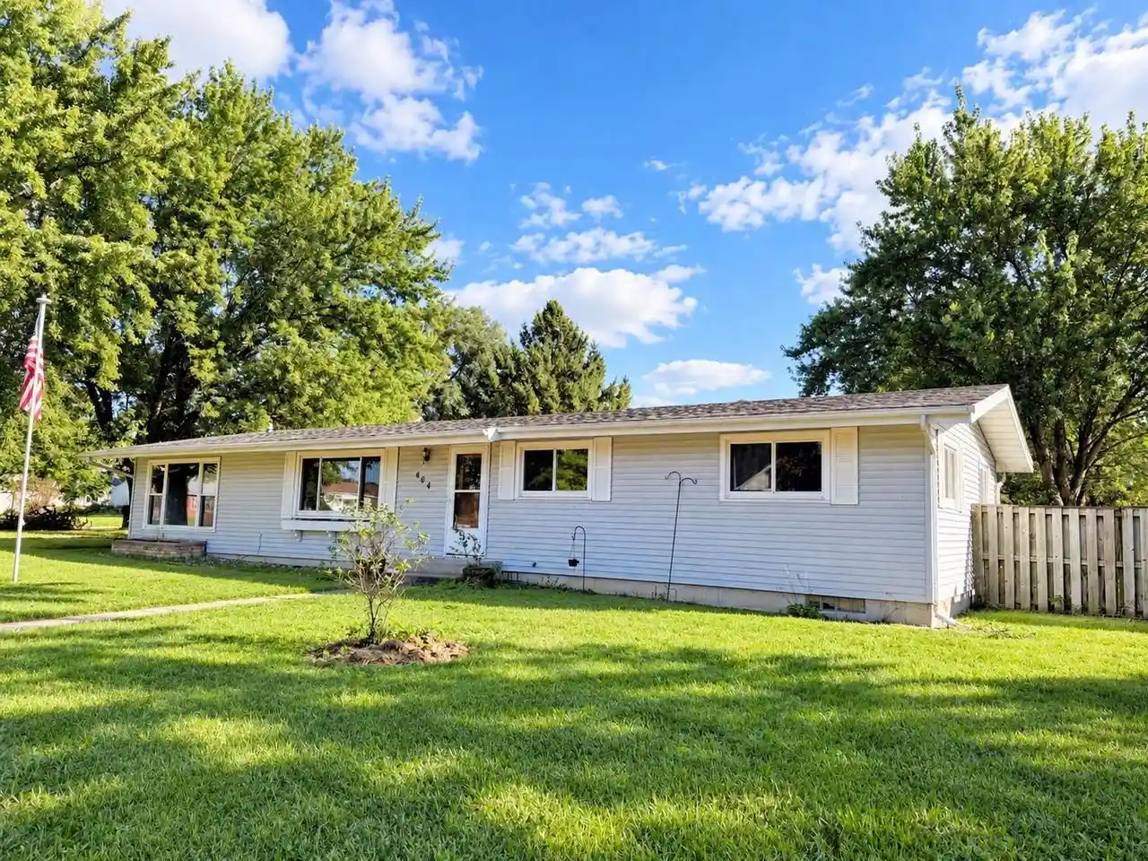 Photo 1 of Single family home for sale at 404 E Broadway St, Prairie Du Chien, WI 53821 | MLS# 2034100 | Listing updated on 2026-10-07