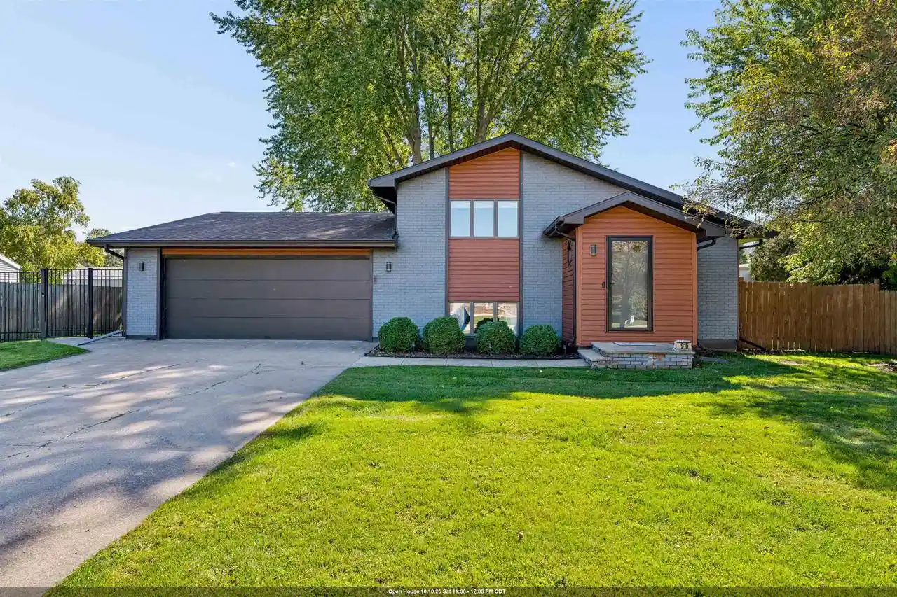 Photo 1 of Single family home for sale at 915 Bavarian Ct, Oshkosh, WI 54901 | MLS# 50333832 | Listing updated on 2026-10-07