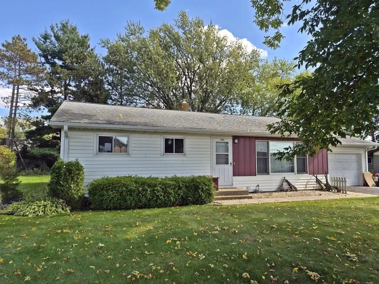 Photo 2 of Single family home for sale at 1705 N Peach Ave, Marshfield, WI 54449 | MLS# 22604966 | Listing updated on 2026-10-06