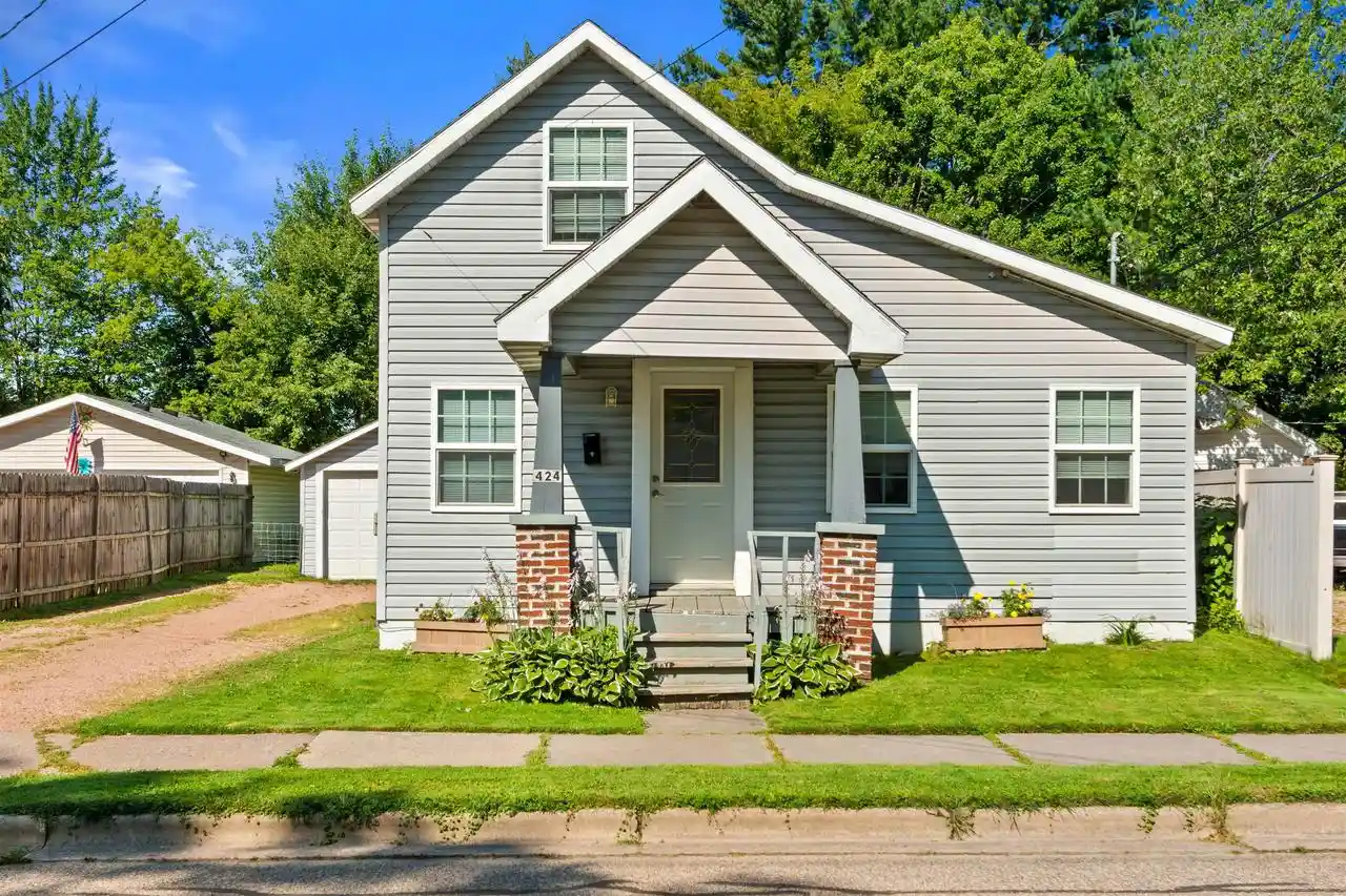 Photo 1 of Single family home for sale at 424 West St, Stevens Point, WI 54481 | MLS# 22604972 | Listing updated on 2026-10-06
