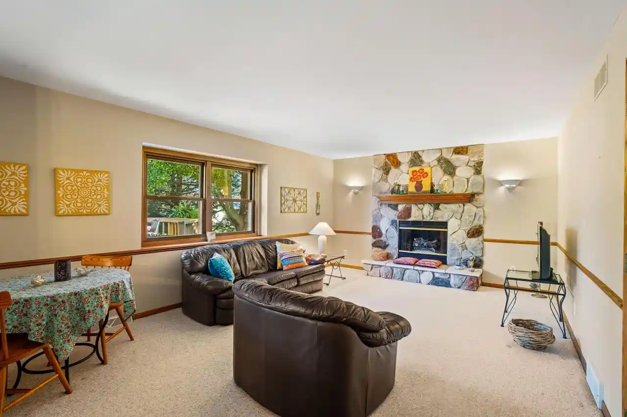 Photo 4 of Single family home for sale at 2728 Stonebridge Dr, Caledonia, WI 53404 | MLS# 1983577 | Listing updated on 2026-10-07
