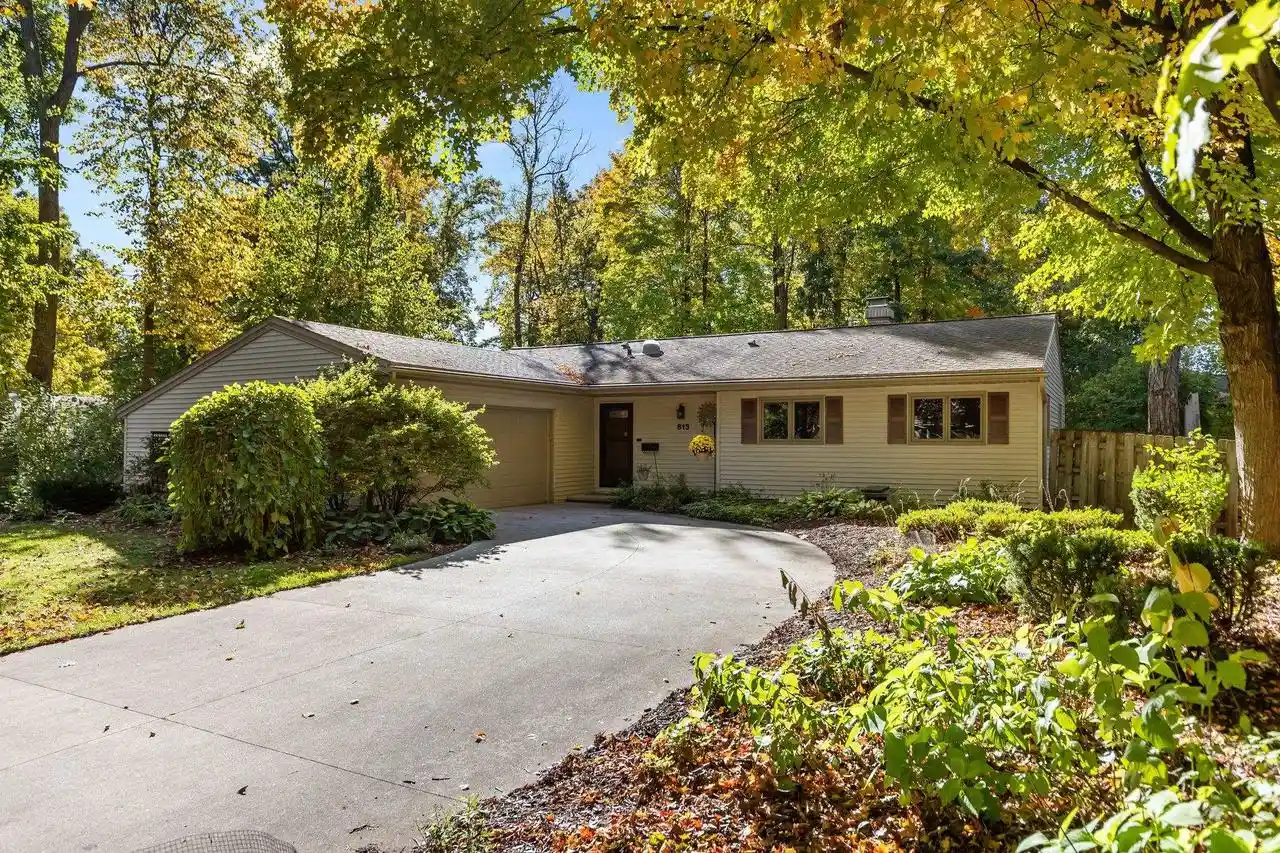 Photo 1 of Single family home for sale at 813 E Taft Ave, Appleton, WI 54915 | MLS# 50333836 | Listing updated on 2026-10-09