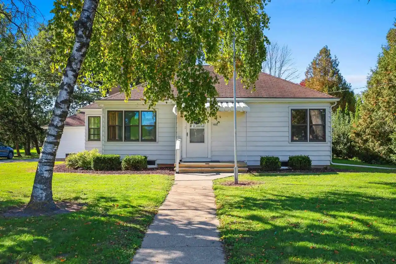 Photo 1 of Single family home for sale at 1332 Oneida St, Menasha, WI 54952 | MLS# 50333859 | Listing updated on 2026-10-07