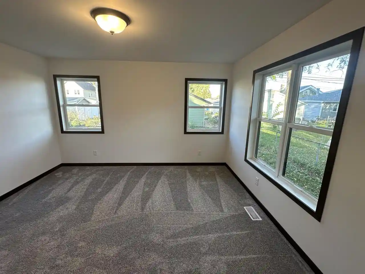 Photo 3 of Single family home for sale at 823 Avon St, La Crosse, WI 54603 | MLS# 1983601 | Listing updated on 2026-10-06