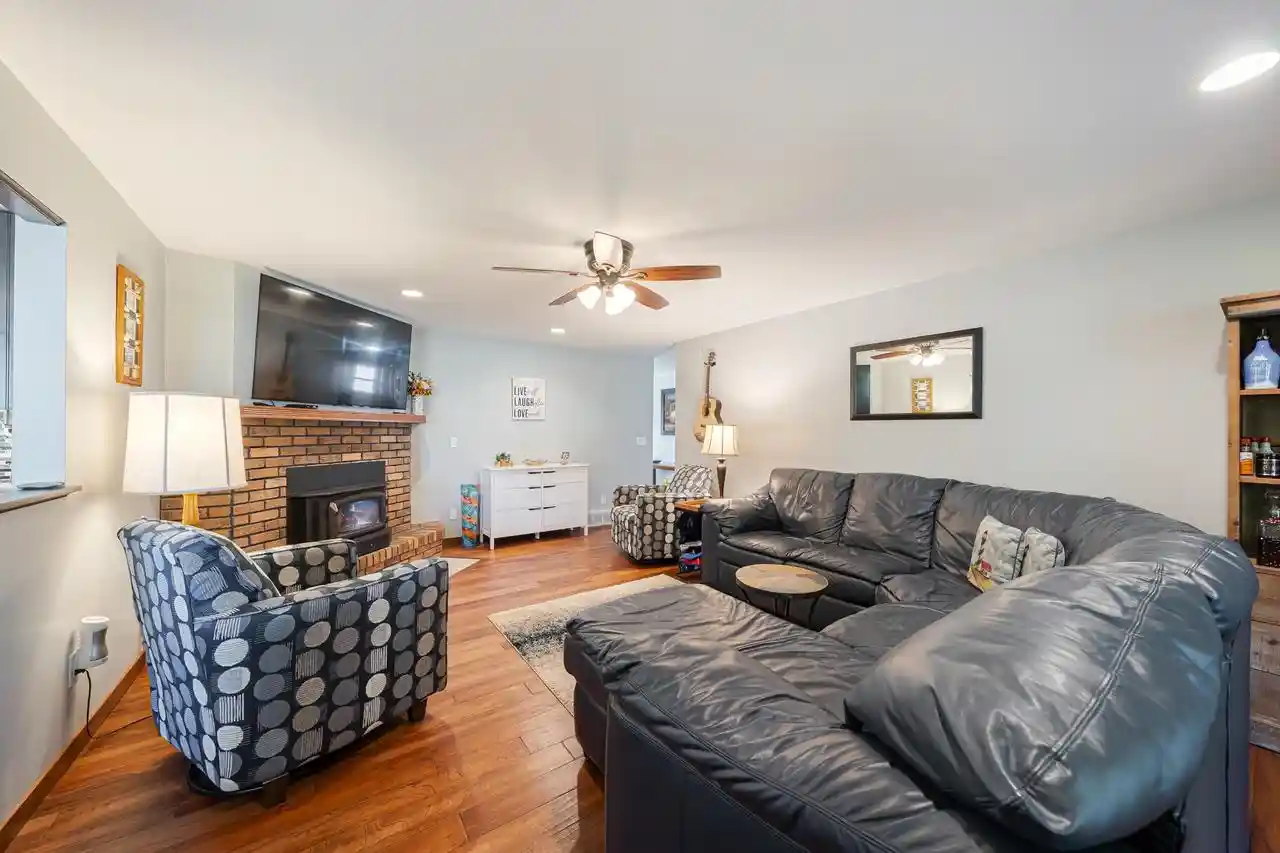 Photo 2 of Single family home for sale at 850 Bavarian Ct, Oshkosh, WI 54901 | MLS# 50333877 | Listing updated on 2026-10-10