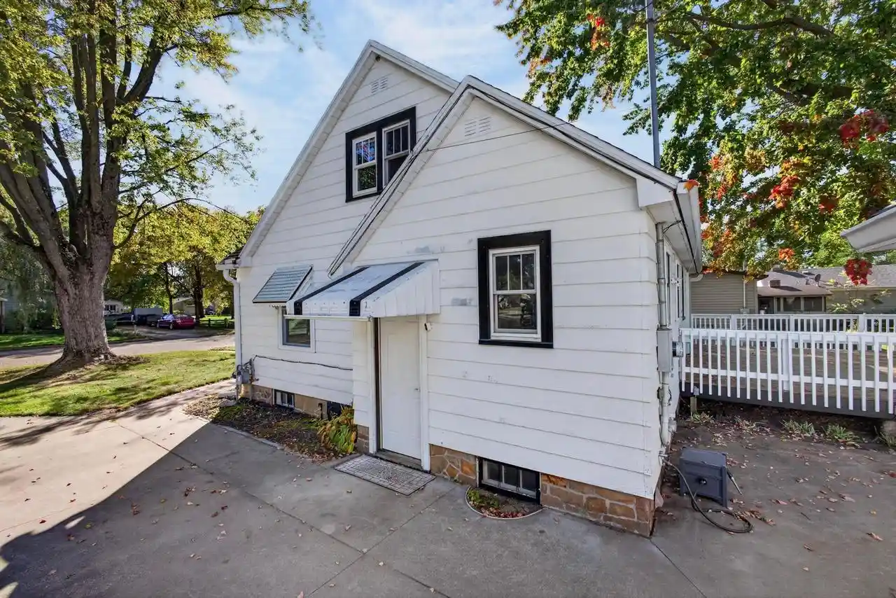 Photo 3 of Single family home for sale at 1231 Monroe St, Wisconsin Rapids, WI 54494 | MLS# 22604984 | Listing updated on 2026-10-08