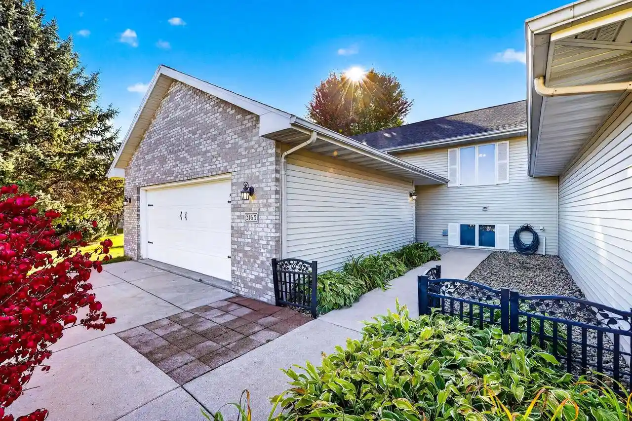 Photo 1 of Single family home for sale at 3165 Edmonton Dr, Sun Prairie, WI 53590 | MLS# 2034174 | Listing updated on 2026-10-09