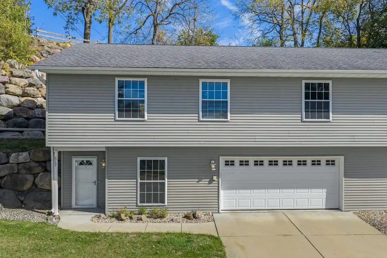 Photo 1 of Single family home for sale at 517 Vine St, Baraboo, WI 53913 | MLS# 2034176 | Listing updated on 2026-10-08