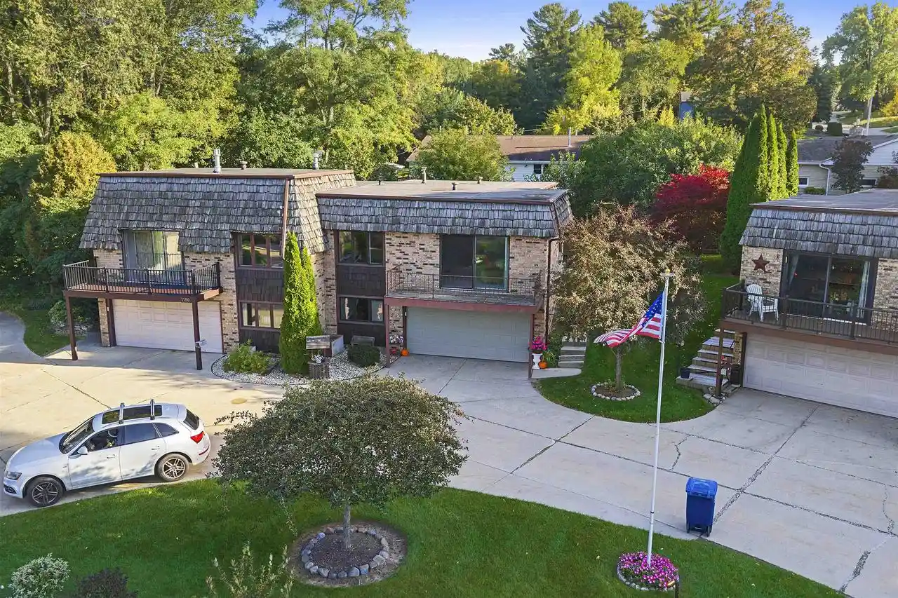 Photo 3 of Condo for sale at 1140 Mt Mary Dr, Green Bay, WI 54311 | MLS# 50333915 | Listing updated on 2026-10-08