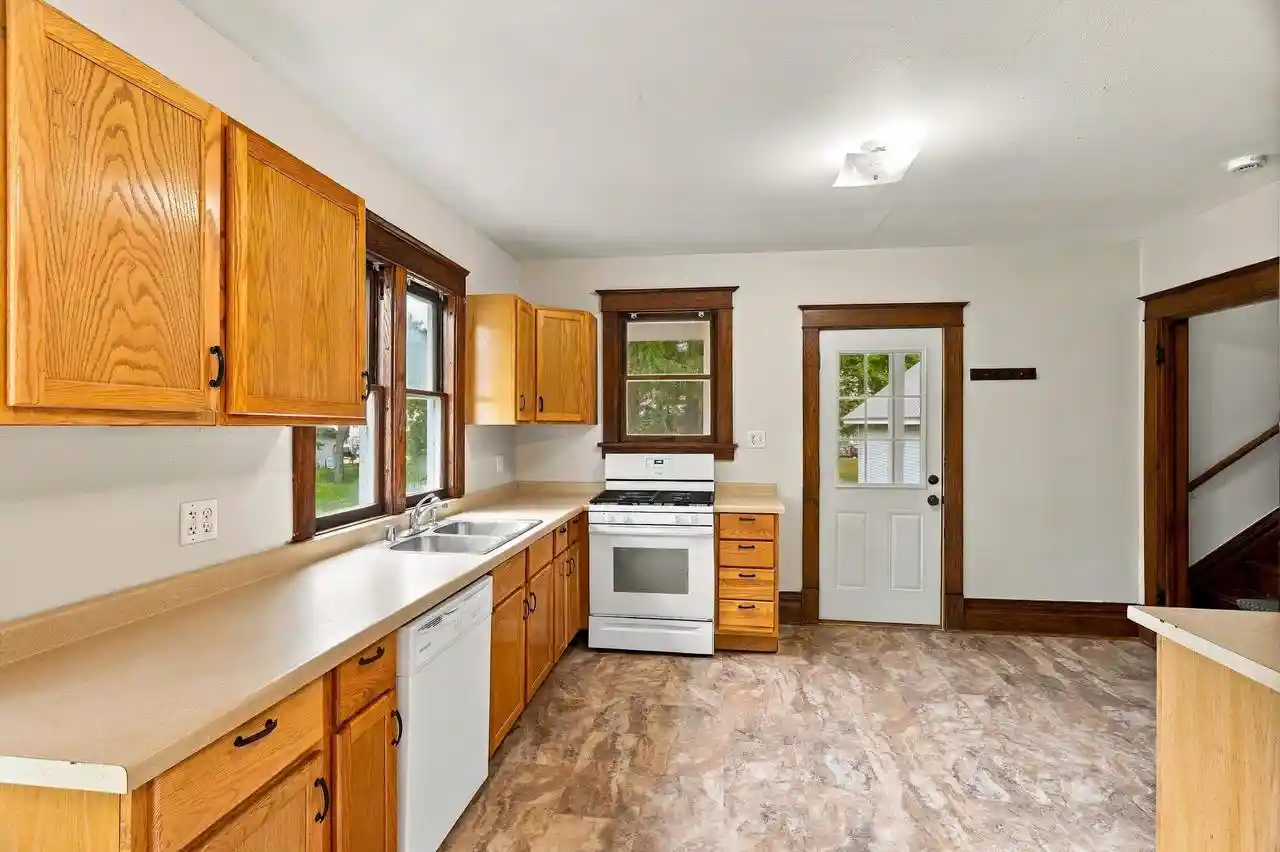 Photo 3 of Single family home for sale at 510 W Blodgett St, Marshfield, WI 54449 | MLS# 22604998 | Listing updated on 2026-10-08