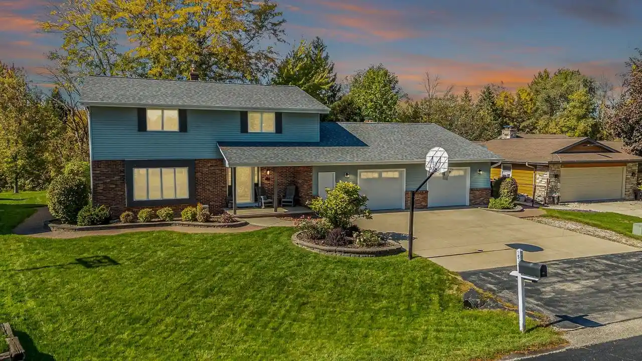 Photo 1 of Single family home for sale at 2543 W Sunnyview Cir, Appleton, WI 54914 | MLS# 50333918 | Listing updated on 2026-10-08