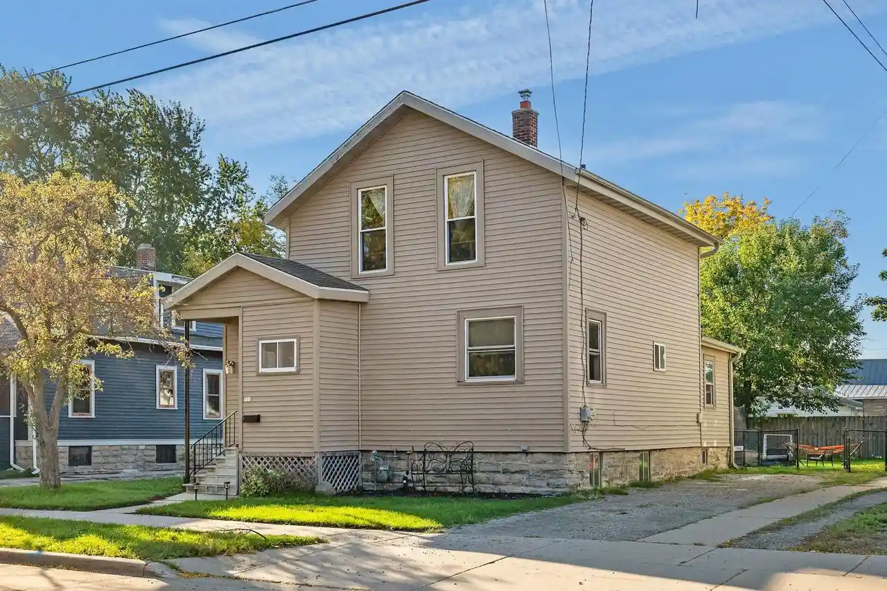 Photo 1 of Single family home for sale at 333 W 11th Avenue, Oshkosh, WI 54902 | MLS# 50333919 | Listing updated on 2026-10-07