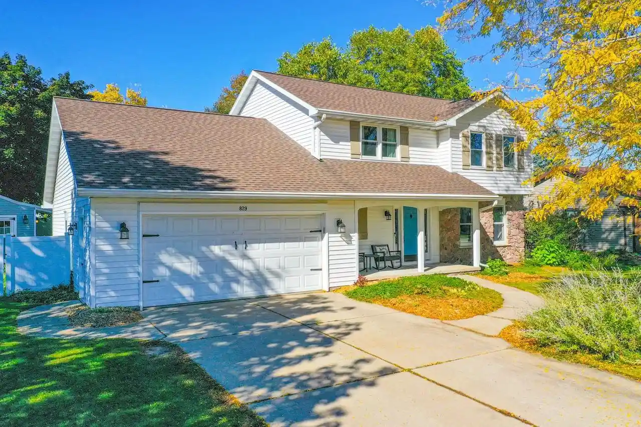 Photo 1 of Single family home for sale at 829 Meadowbrook Dr, Green Bay, WI 54313 | MLS# 50333931 | Listing updated on 2026-10-07