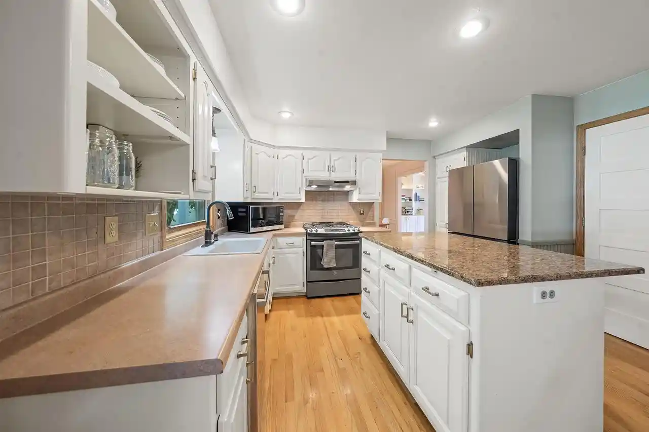 Photo 4 of Single family home for sale at 829 Meadowbrook Dr, Green Bay, WI 54313 | MLS# 50333931 | Listing updated on 2026-10-07