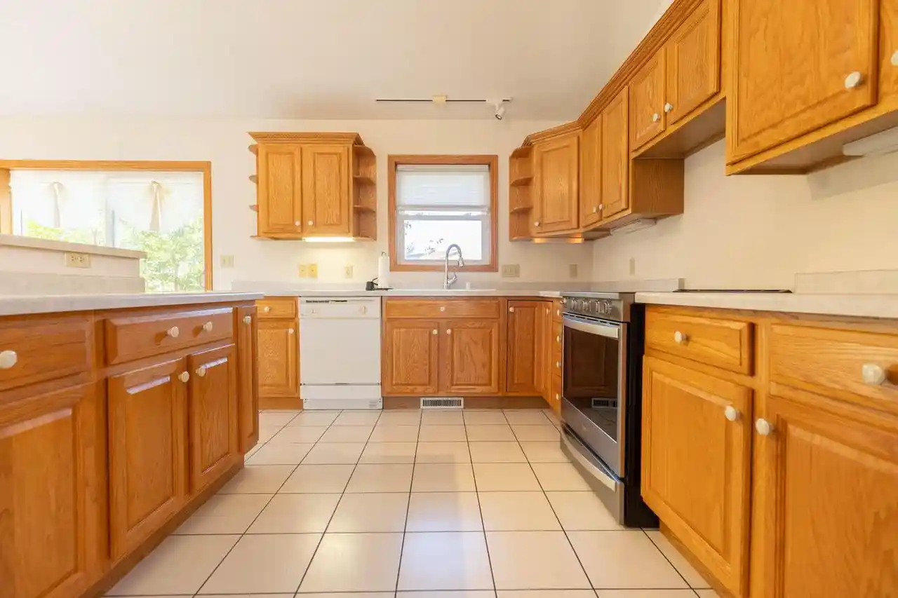 Photo 3 of Single family home for sale at 919 Oak Ave N, Onalaska, WI 54650 | MLS# 1983739 | Listing updated on 2026-10-07