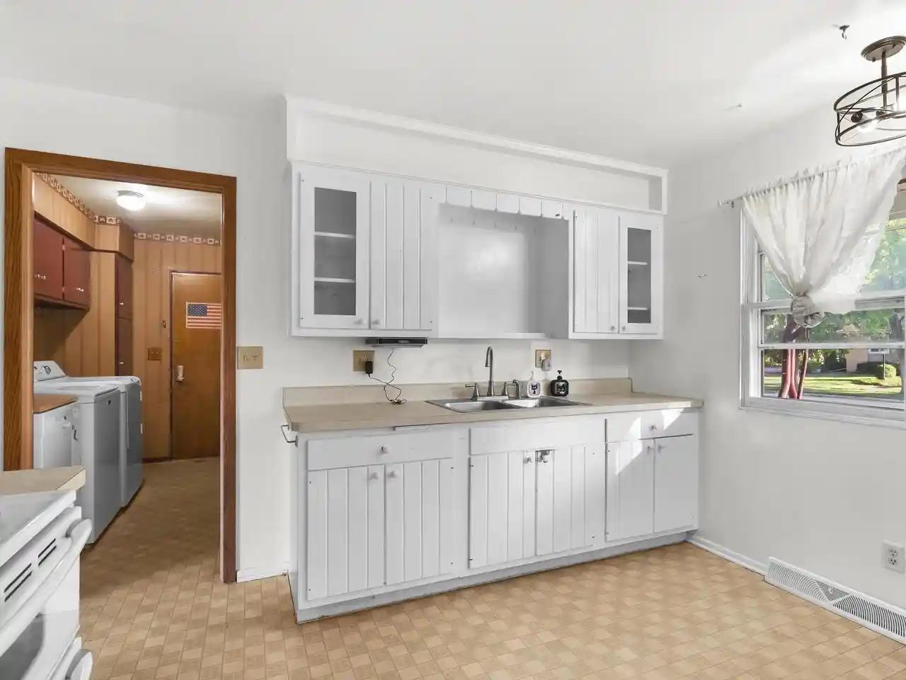 Photo 3 of Single family home for sale at 1036 Glenview Dr, Manitowoc, WI 54220 | MLS# 1983756 | Listing updated on 2026-10-07