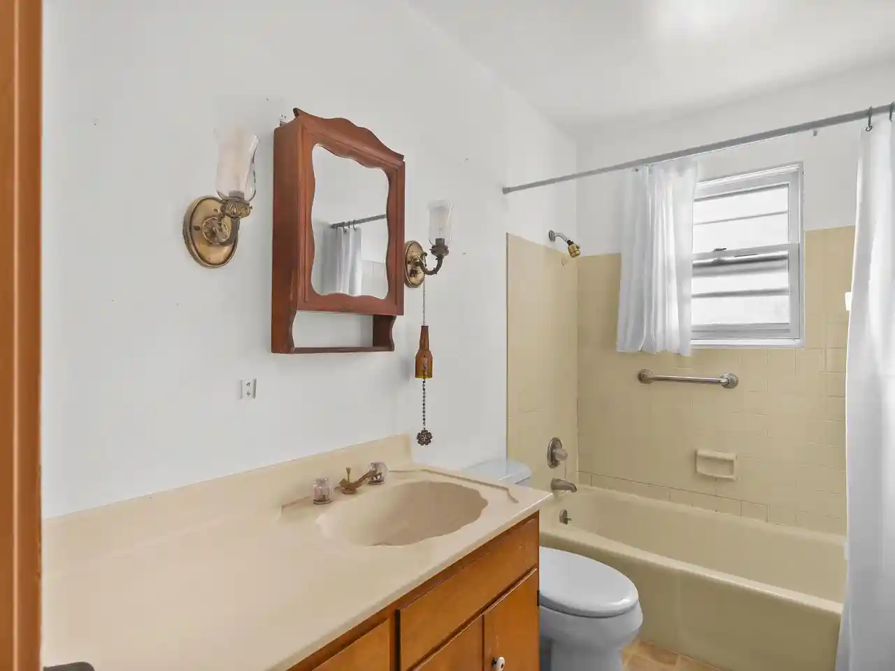 Photo 4 of Single family home for sale at 1036 Glenview Dr, Manitowoc, WI 54220 | MLS# 1983756 | Listing updated on 2026-10-07