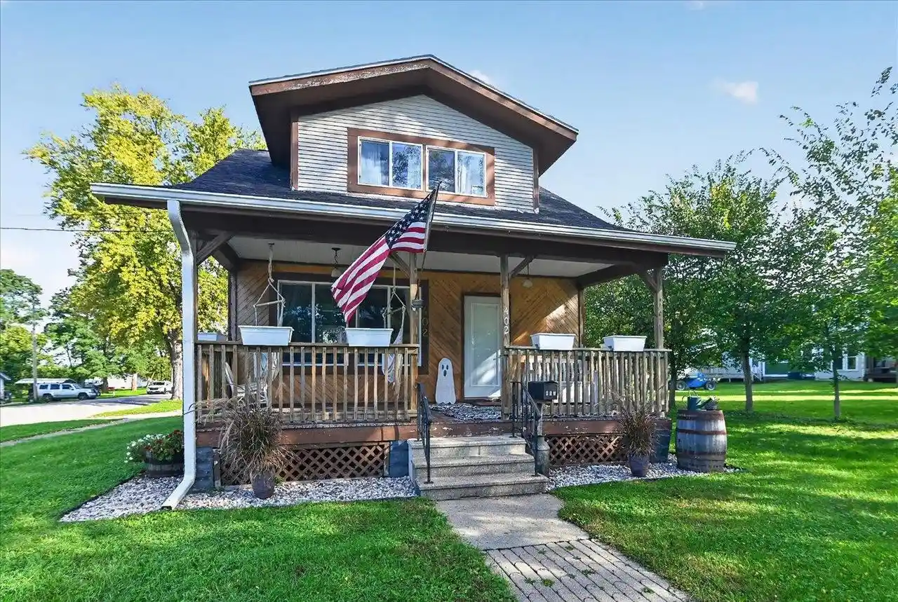 Photo 1 of Single family home for sale at 402 E Main St, Evansville, WI 53536 | MLS# 2034239 | Listing updated on 2026-10-08