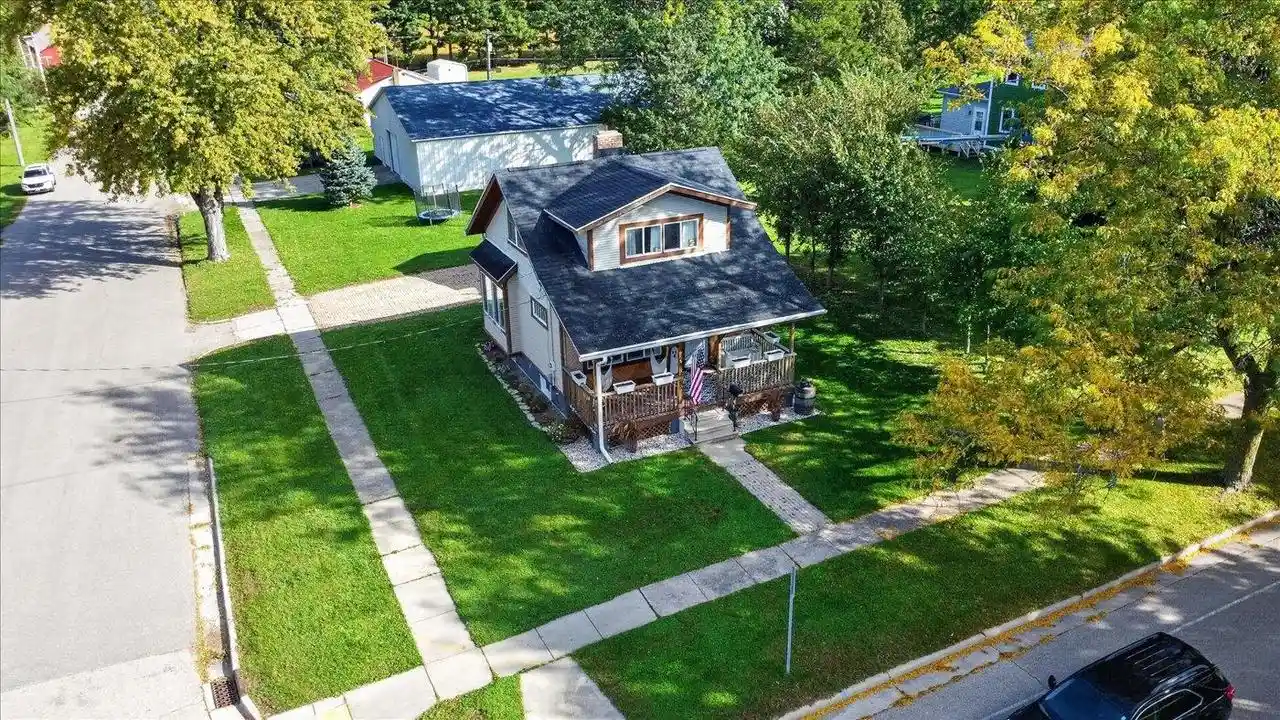 Photo 3 of Single family home for sale at 402 E Main St, Evansville, WI 53536 | MLS# 2034239 | Listing updated on 2026-10-08