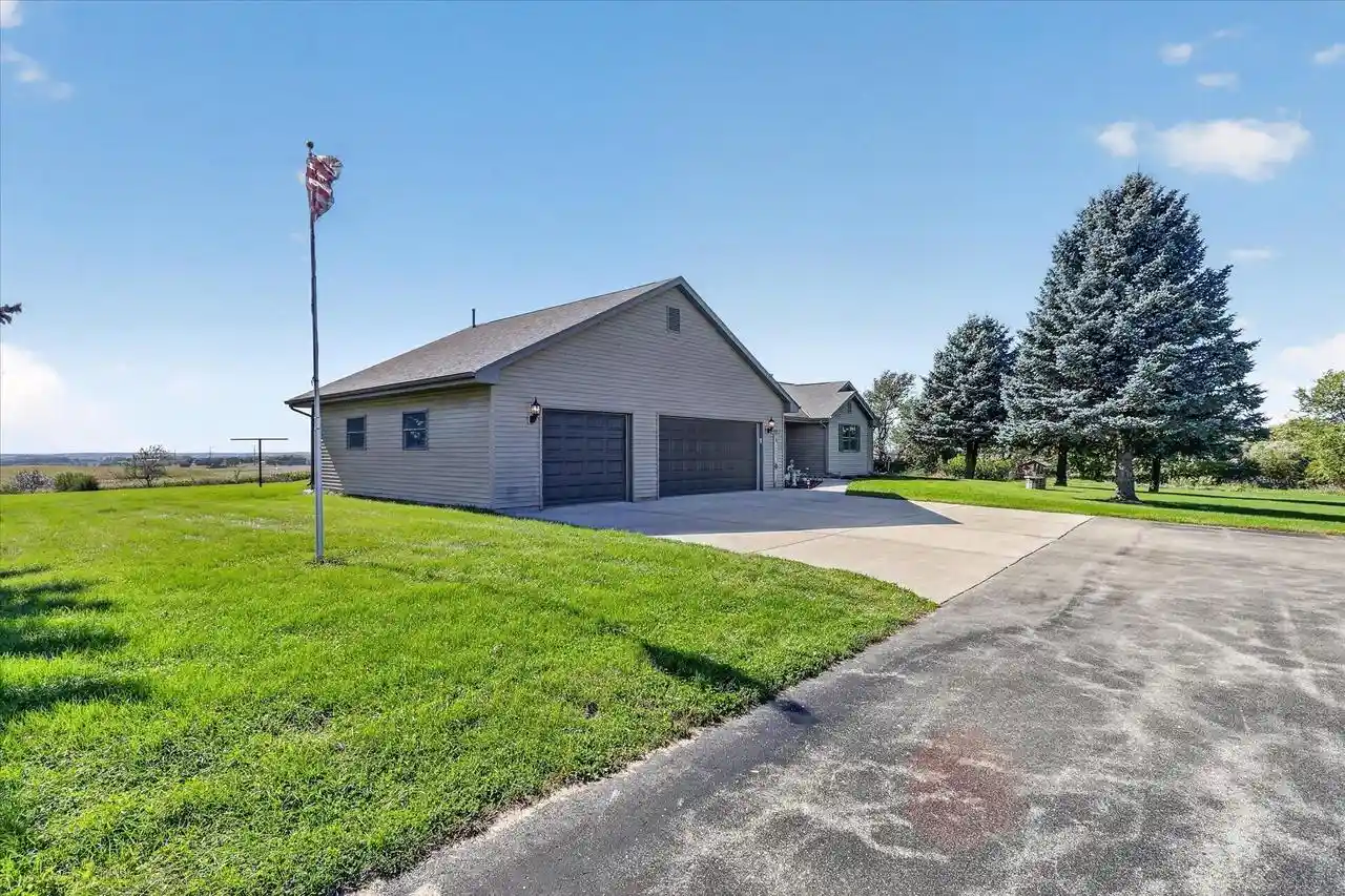 Photo 3 of Single family home for sale at 5541 W County A Rd, Janesville, WI 53548 | MLS# 2034249 | Listing updated on 2026-10-09